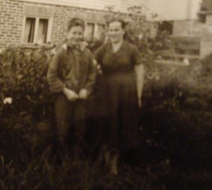 Pertti Helakorpi Muuratsalossa tätinsä Taimi Tupin luona.