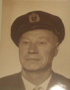 Palopäällikkö Urpo Helakorpi virkalakissaan.