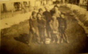 Lapsia nykyisellä Kaivotiellä 50-luvun alkupuolella. Pertti Helakorpi edessä toinen vasemmalta, Hannu oikealla, välissään Laineen Tiina. Takana Kuuselan veljekset ja vasemmalla Laineita.