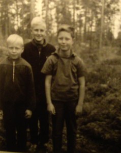 P-korven urheilullisia poikia. Hannu Helakorpi (vas), Kari Hanski ja Pertti Helakorpi.