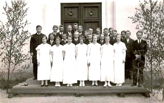 Säynätsalon rippikoululaisia juhannuksena  1934. Klikkaamalla  saa kuvan suuremmaksi.