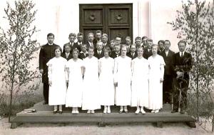 Säynätsalon rippikoululaisia juhannuksena  1934. Klikkaamalla  saa kuvan suuremmaksi.