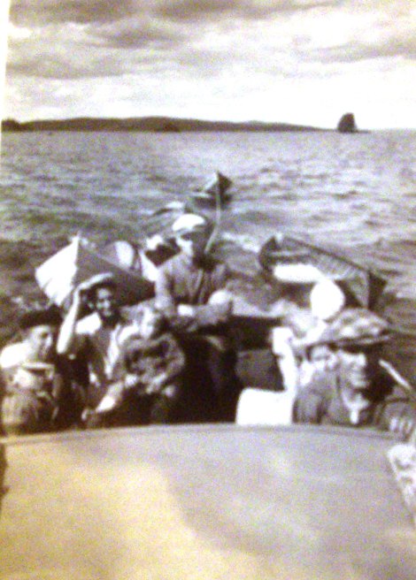 Kaikilla  urheilukalastajilla ei ollut omaa pitkän matkan venettä ja apajille mentiin usein hinauksessa. Tässä Huuskoset Jormakan veneen kyydissä.