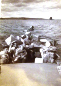 Kaikilla  urheilukalastajilla ei ollut omaa pitkän matkan venettä ja apajille mentiin usein hinauksessa. Tässä Huuskoset Jormakan veneen kyydissä.