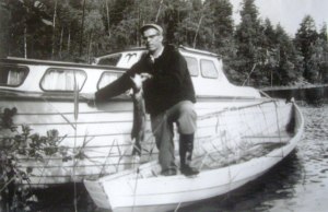 Leo Huuskonen ja Oinas Juurikkasaaren sillan katveen venevalkamalla.