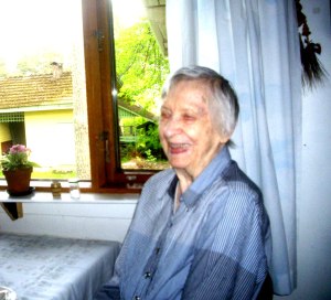 Salme Huuskonen keittiössään  kesäkuussa  2015. 