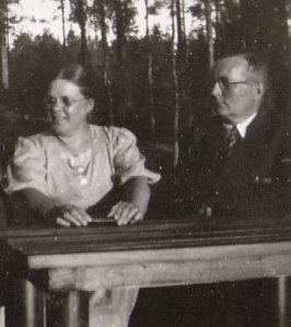 Johtajaopettaja Erkki Lehtiö ja vaimonsa opettaja julkisuuskuvaansa leppeämmin ilmein. Kuva on 30-luvun lopulta.