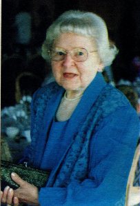 Toini Gröndahl  (1907-2008) eläkevuosien kuvassa 1990-luvulta.  Opettajana saarilla 1939-1969.