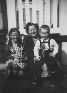 Toini Gröndahl vanhalla koululla  asuntonsa rappusilla kesällä 1952, seuranaan veljentyttärensä Tuula Kuopiosta ja  säynätsalolainen kummipoikansa.