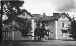 Säynätsalon vanhin koulu. Tuhoutui tulipalossa  1953. Sen tilalle rakennettu koulu purettiin muutama vuosi sitten.